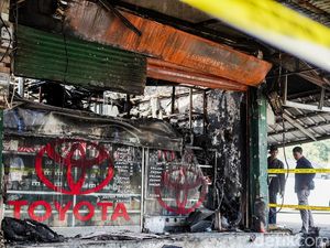 Sejumlah Kios di Pasar Mobil Kemayoran Hangus Terbakar