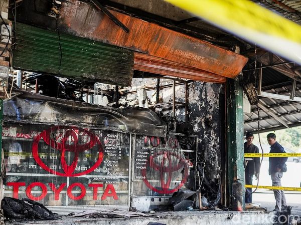 Sejumlah Kios di Pasar Mobil Kemayoran Hangus Terbakar