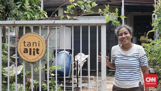Sophie, komposter dengan nama usaha Tani Alit merupakan bagian dari Majelis Sayur Jagakarasa. (CNNIndonesia/Dika Kardi)