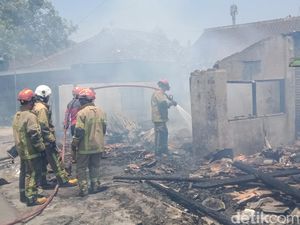 Rumah Penyimpanan Rosok di Gondangan Klaten Kebakaran