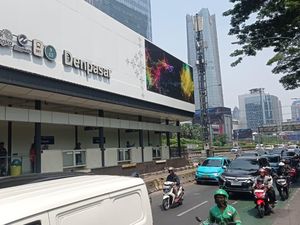 Truk Tabrak Separator Busway Dievakuasi, Halte TJ Denpasar Beroperasi Lagi