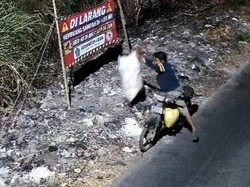 Terekam! Warga Seenaknya Buang Sampah di Belakang Kantor Kecamatan Krian