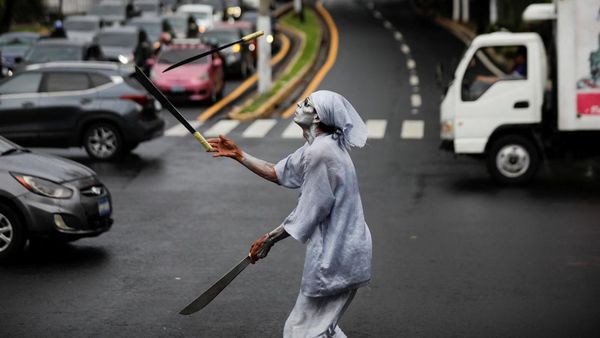 Atraksi Manusia Silver Juggling Golok di Jalanan El Salvador