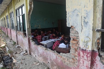 Potret Siswa SDN 3 Sukajadi Belajar di Tengah Bangunan Rusak