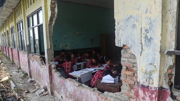 Potret Siswa SDN 3 Sukajadi Belajar di Tengah Bangunan Rusak