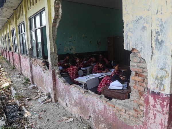 Potret Siswa SDN 3 Sukajadi Belajar di Tengah Bangunan Rusak