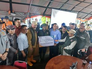 Bantu Korban Banjir Bandang Solok, BSI Salurkan Paket Sembako