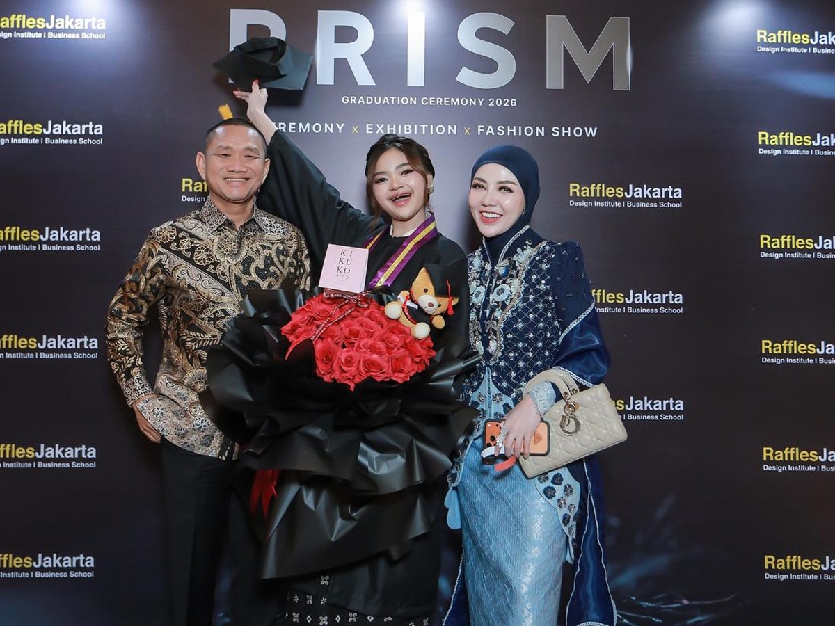 Momen Haru Bella Shofie Saksikan Putrinya Raih Gelar Sarjana Fashion
