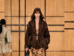 Daniel Lee Gandeng Desainer Tekstil Legendaris Celia Birtwell di Burberry SS 2027