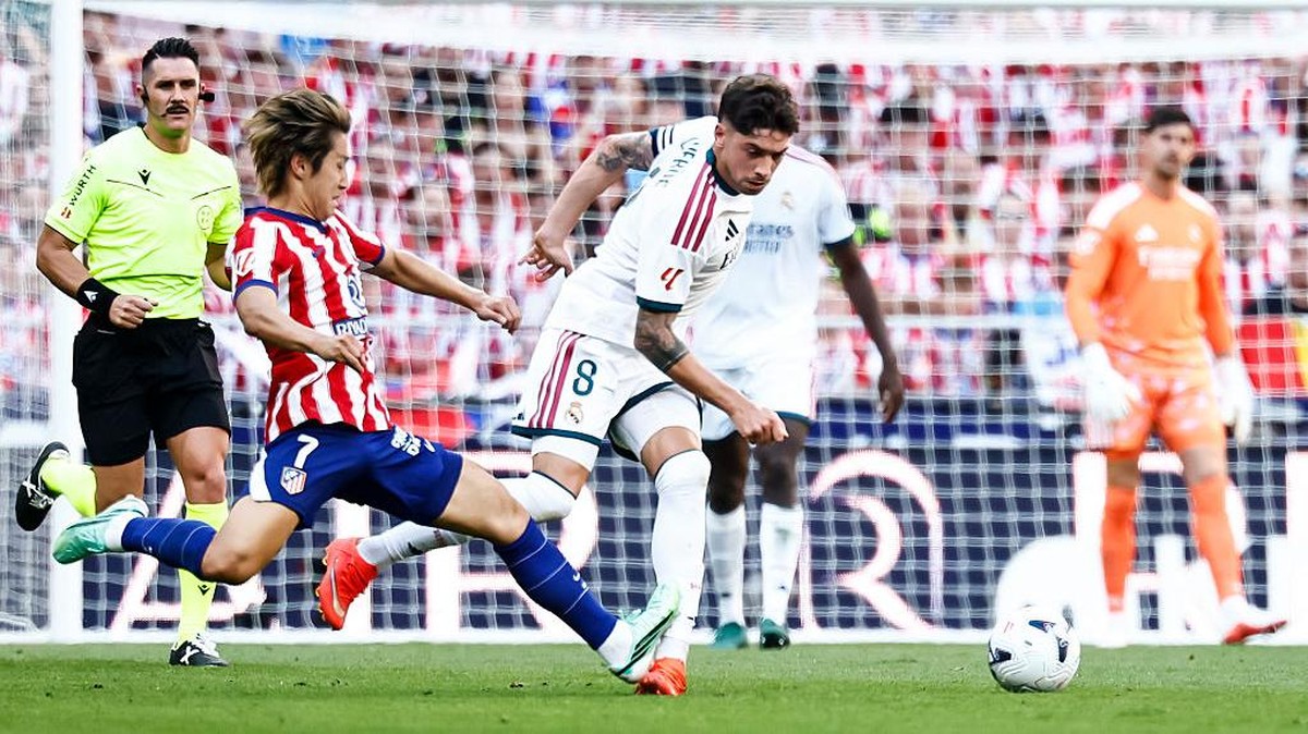 Gelandang Real Madrid Federico Valverde mendapat tekel dari pemain Atletico Madrid Lee Kang-in (Foto: Real Madrid via Getty Images/Antonio Villalba)