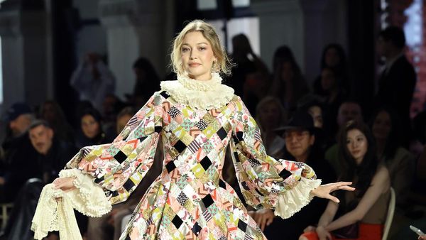 Gigi Hadid Tampil Dramatis Bak Putri Renaissance di Vogue World 2026