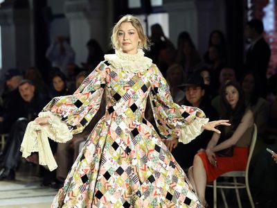 Gigi Hadid Tampil Dramatis Bak Putri Renaissance di Vogue World 2026