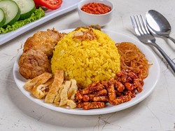 Resep Nasi Kuning Rice Cooker yang Pulen Gurih Buat Acara Spesial