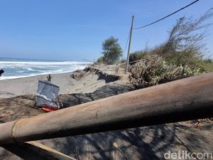 Jalur Alternatif Pantai Cangkring-Tanggultirto Bantul Putus Tergerus Abrasi