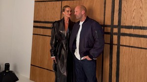 Saat Jason Statham Digandeng Rosie Huntington-Whiteley ke Acara Fashion