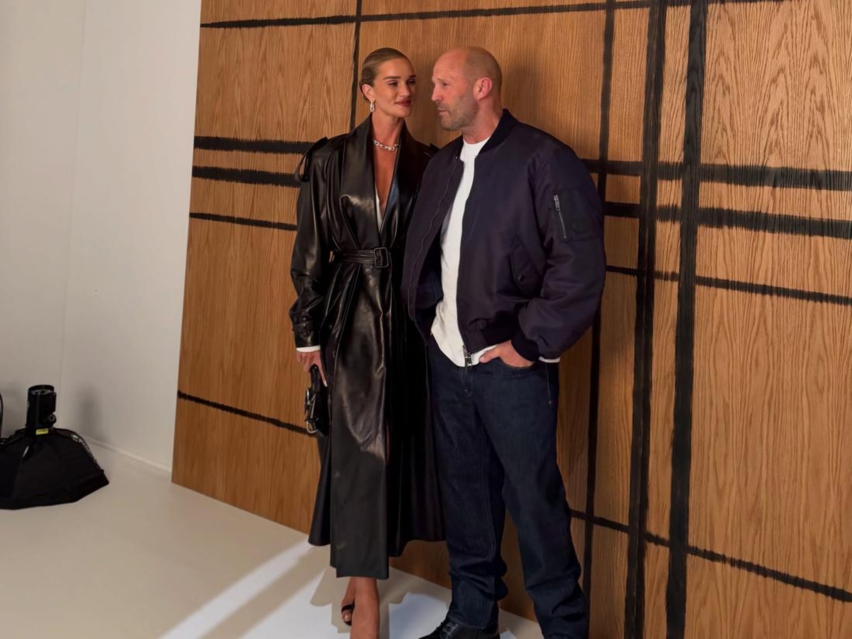 Gaya Berkelas Jason Statham Ditemani Rosie Huntington-Whiteley di Ajang Mode