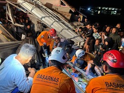 Truk Tronton Hantam Rumah di Banyumas, 1 Orang Tewas