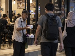 Viral! Ayah 12 Tahun Jualan Tisu Depan Resto Demi Menanti Anaknya Pulang