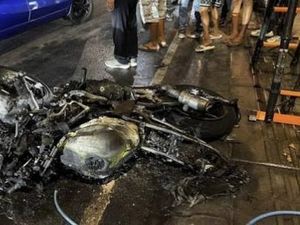 Motor WN Ukraina Terbakar Usai Terseret di Aspal Jalan Pantai Berawa