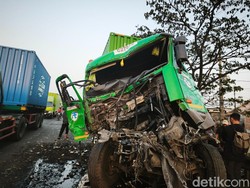 2 Truk dan Mobil Boks Tabrakan Beruntun di Jalan Yos Sudarso Semarang