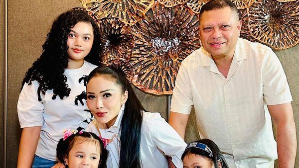 Indahnya Kebersamaan! Kris Dayanti dan Raul Lemos Ngumpul Bareng Anak-Cucu