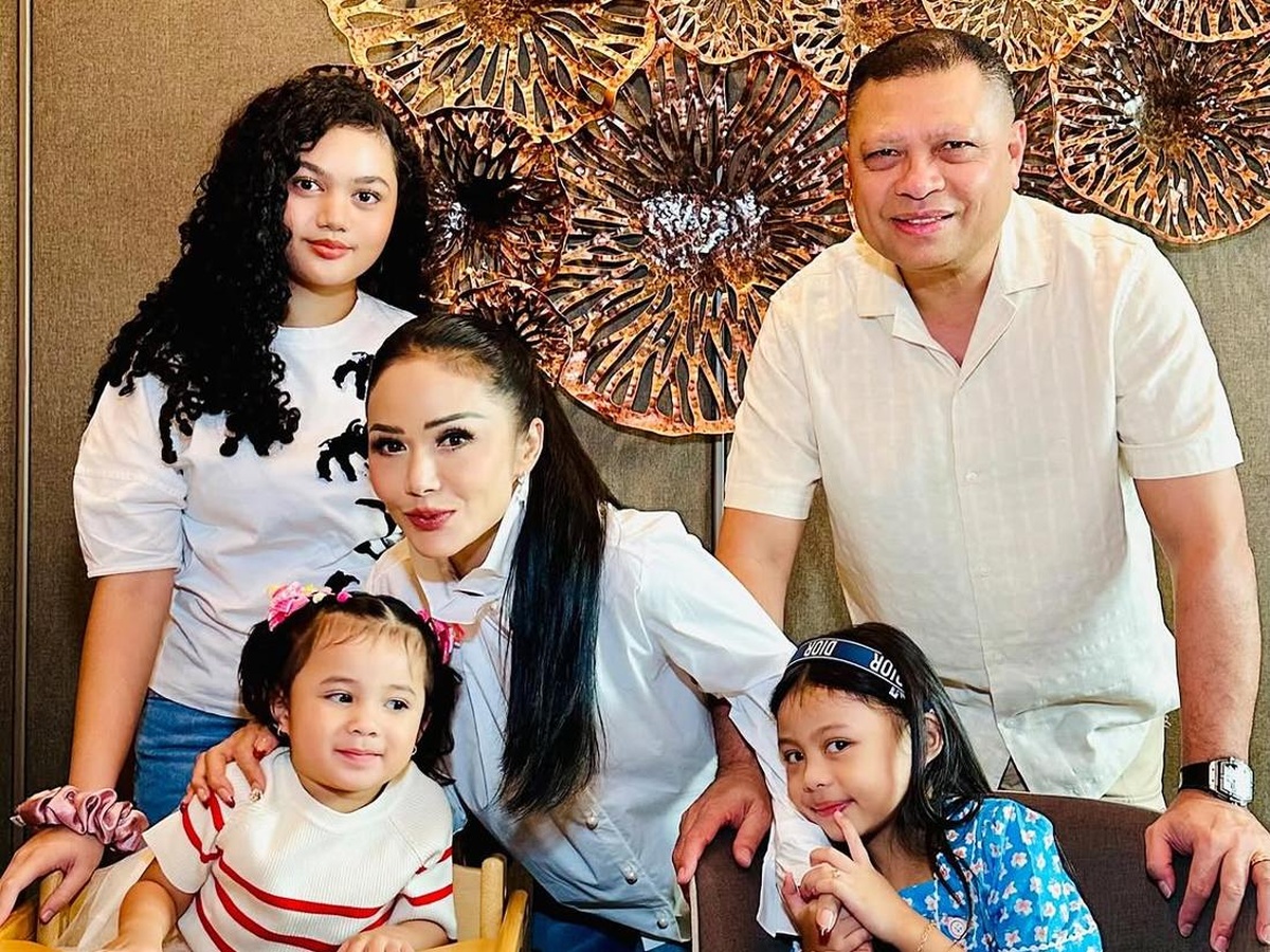 Kehangatan Keluarga Kris Dayanti dan Raul Lemos Bersama Anak Cucu
