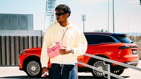 Gaya Lamine Yamal Pakai Tas Chanel Pink di Kamp Latihan Spanyol