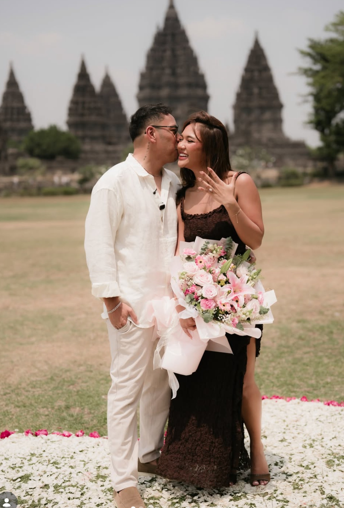 Lamar Kekasih di Prambanan, Marion Jola Pamer Potret Mesra