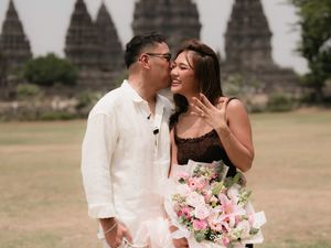 7 Potret Romantis Marion Jola Dilamar Kekasih, Mesra di Depan Candi Prambanan