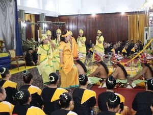 Tari Dewa Menurunkan Sanghiyang Sri Gamboh dalam Bepelas Erau Kutai