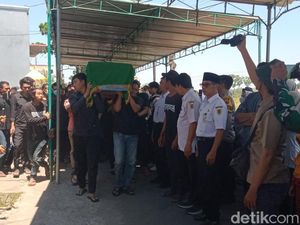 Ayah Korban Kapal Virgo Asal Klaten Syok Saat Pemakaman Anaknya