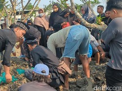 Isak Tangis Warnai Pemakaman Korban KM Virgo di Lamongan