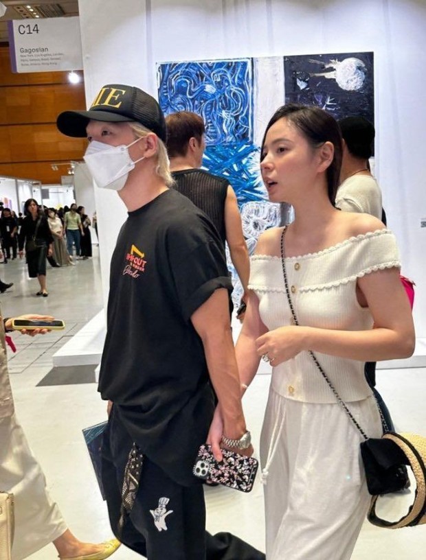 Seorang netizen membagikan momen manis Taeyang dan Min Hyo Rin yang baru-baru ini sedang berkencan di tengah kesibukan padat.