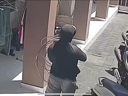 Pria Curi Kabel Penangkal Petir di Kos-kosan Denpasar, Terekam CCTV