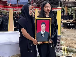 Suasana Haru Pemakaman Aris Sanda Sopir Dibunuh OPM di Torut