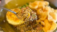 Rumah Toko Puspa Indah: Kelezatan Nasi Goreng Kecombrang di Rumah Antik