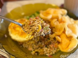 Rumah Toko Puspa Indah: Kelezatan Nasi Goreng Kecombrang di Rumah Antik