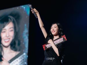 Momen Tiffany Young Nyanyi Into The New World di Jakarta