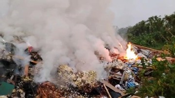 TPA Ilegal di Pinang Kota Tangerang Kebakaran