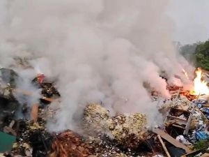 TPA Ilegal di Pinang Kota Tangerang Kebakaran