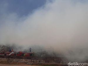Pemulung Panik Saat TPS Plosojenar Pati Terbakar Hebat Siang Ini