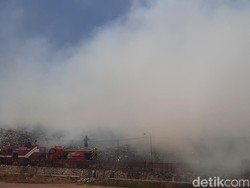 Pemulung Panik Saat TPS Plosojenar Pati Terbakar Hebat Siang Ini