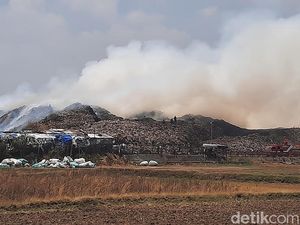 TPS Plosojenar Pati Terbakar Siang Ini, Asap Mengepul Tebal
