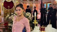 Gaya Valerie Thomas Berkebaya Pink di Pernikahan Axel Matthew Kakaknya