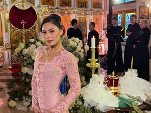 Gaya Valerie Thomas Berkebaya Pink di Pernikahan Axel Matthew Kakaknya