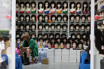 Wig hingga Kuku Palsu China Membanjiri Pasar AS