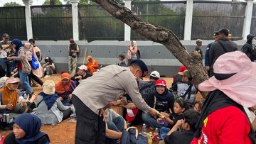 Aksi Brimob dan Polwan Polda Metro Bagikan Roti ke Massa Hari Tani