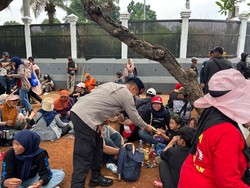Aksi Brimob dan Polwan Polda Metro Bagikan Roti ke Massa Hari Tani