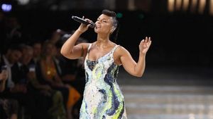 Potret Alicia Keys Pukau Panggung Vogue World Pakai Gaun Lukisan Tangan