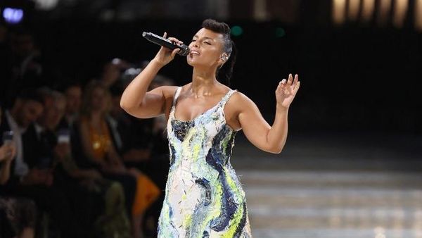 Potret Alicia Keys Pukau Panggung Vogue World Pakai Gaun Lukisan Tangan